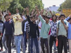 सैलरी बढ़ोतरी की मांग पर कर्मचारी अड़े, फैक्ट्रियों में काम रुकने से पुलिस पर पत्थरबाजी