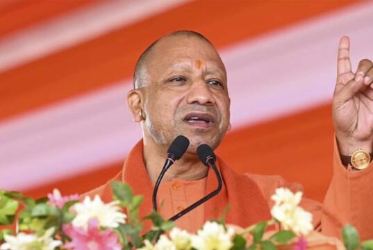 योगी ने बंगाल में तृकां को घेरा, बोले- राम के नाम और दुर्गा पूजा से ममता दीदी को नफरत, सड़कों पर कराती हैं इफ्तार पार्टी