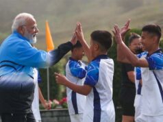 गोल के बाद पीएम मोदी ने खिलाड़ियों के साथ किया सेलिब्रेशन, फुटबॉल मैदान से खास तस्वीरें