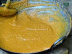 लकड़ी के चूल्हे पर गुड़ और घी से बनता शुगर-फ्री पेड़ा, अयोध्या से लेकर विदेश तक सप्लाई