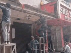 शास्त्रीनगर में तनाव: दुकानों को बचाने महिलाएं, पुलिस तैनात