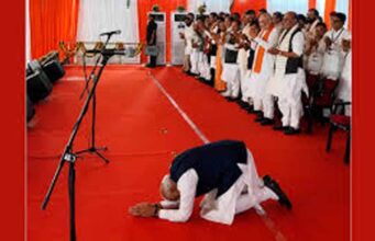 ब्रिगेड ग्राउंड में ऐतिहासिक शपथ समारोह, दुर्गा छवि और गेरुआ प्रतीकों से सजा मंच