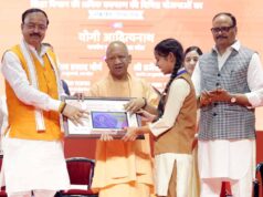 सीएम योगी के हाथों सम्मान पाकर अभिलाषा बोलीं- ‘डॉक्टर बनना है सपना’