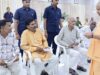 ‘जनता दर्शन’ में आए आमजनों से मिले सीएम योगी, हर आगंतुक की सुनीं समस्या