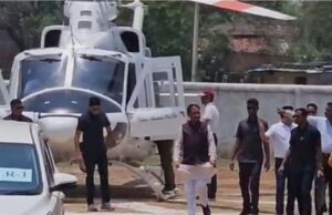 मुख्यमंत्री साय का हेलीकॉप्टर अचानक उतरा सरगुजा के सिलमा गांव में, खाट पर बैठकर किया संवाद