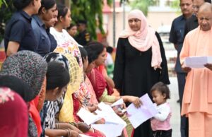 लगातार दूसरे दिन जनता दर्शन में 200 लोगों की समस्याएं सुनीं सीएम योगी आदित्यनाथ ने