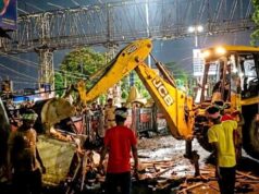 बंगाल में बुलडोजर एक्शन तेज, हावड़ा स्टेशन के बाहर अवैध दुकानों पर चला प्रशासन का डंडा