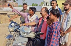 डिप्टी सीएम अरुण साव का अलग अंदाज, स्कूटी पर सवार होकर किया विकास कार्यों का निरीक्षण
