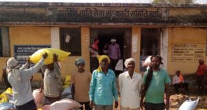 किसान चोवाराम एवं बेनीराम ने खाद, बीज के वितरण की व्यवस्था की सराहना की