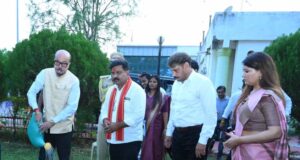 राज्यपालरमेन डेका ने किया पौधरोपण, कवर्धा कलेक्ट्रेट परिसर में रोपा आम का पौधा, पर्यावरण संरक्षण का दिया संदेश