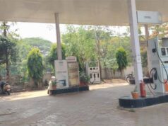 कई पेट्रोल पंपों पर खत्म हुआ ईंधन स्टॉक, घबराहट में लोगों की लंबी कतारें