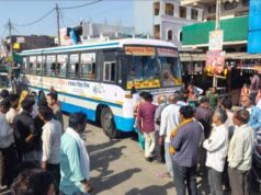 40 किलो गेहूं गायब होने से भड़का मजदूर, सड़क पर धरने पर बैठ बस रुकवाई