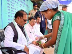 मुख्यमंत्री विष्णुदेव साय ने लेमरू में मंजू बहन के स्टॉल पर चखा गुपचुप, आत्मीय संवाद में जानी सफलता की कहानी