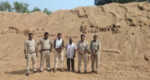 गोबरानवापारा में रेत के अवैध उत्खनन-भण्डारण पर खनिज विभाग की बड़ी कार्रवाई, 2 पोकलेन जब्त-सील